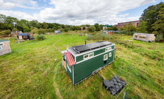 Tiny huis in het weiland