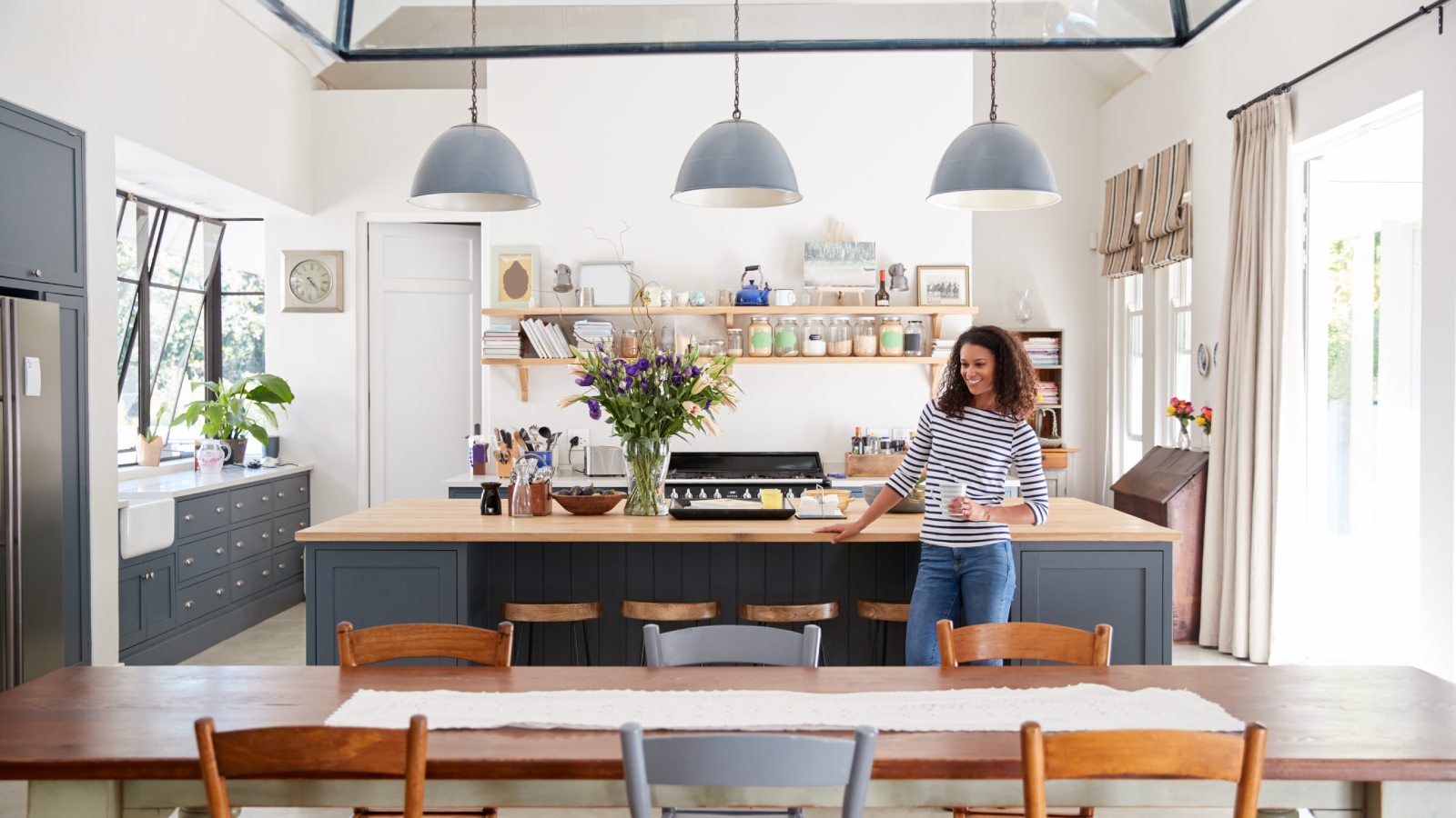 Vrouw in haar woonkamer