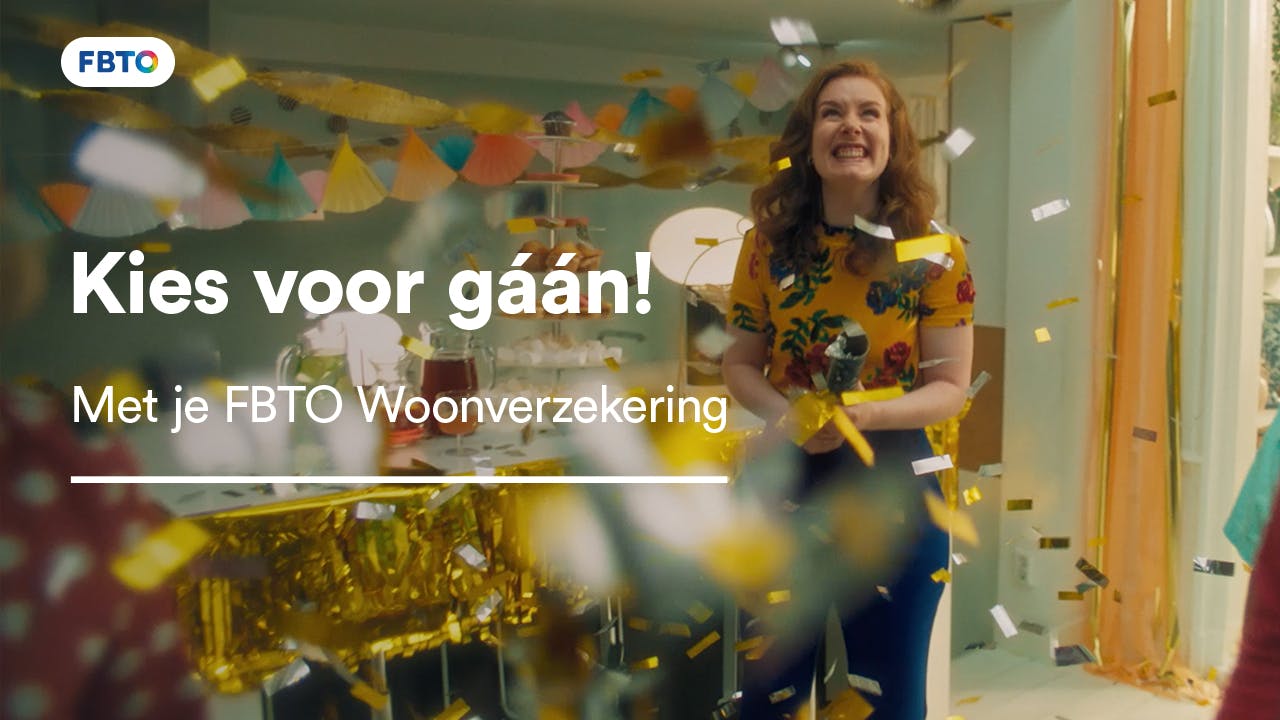 Een vrouw rolt op haar bureaustoel door de kamer. Kies voor gaan! Met je FBTO woonverzekering.