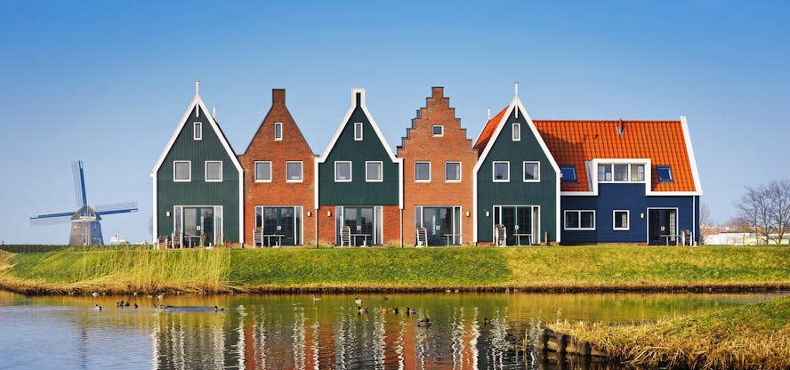 leuk gekleurde huisjes met een molen op de achtergrond