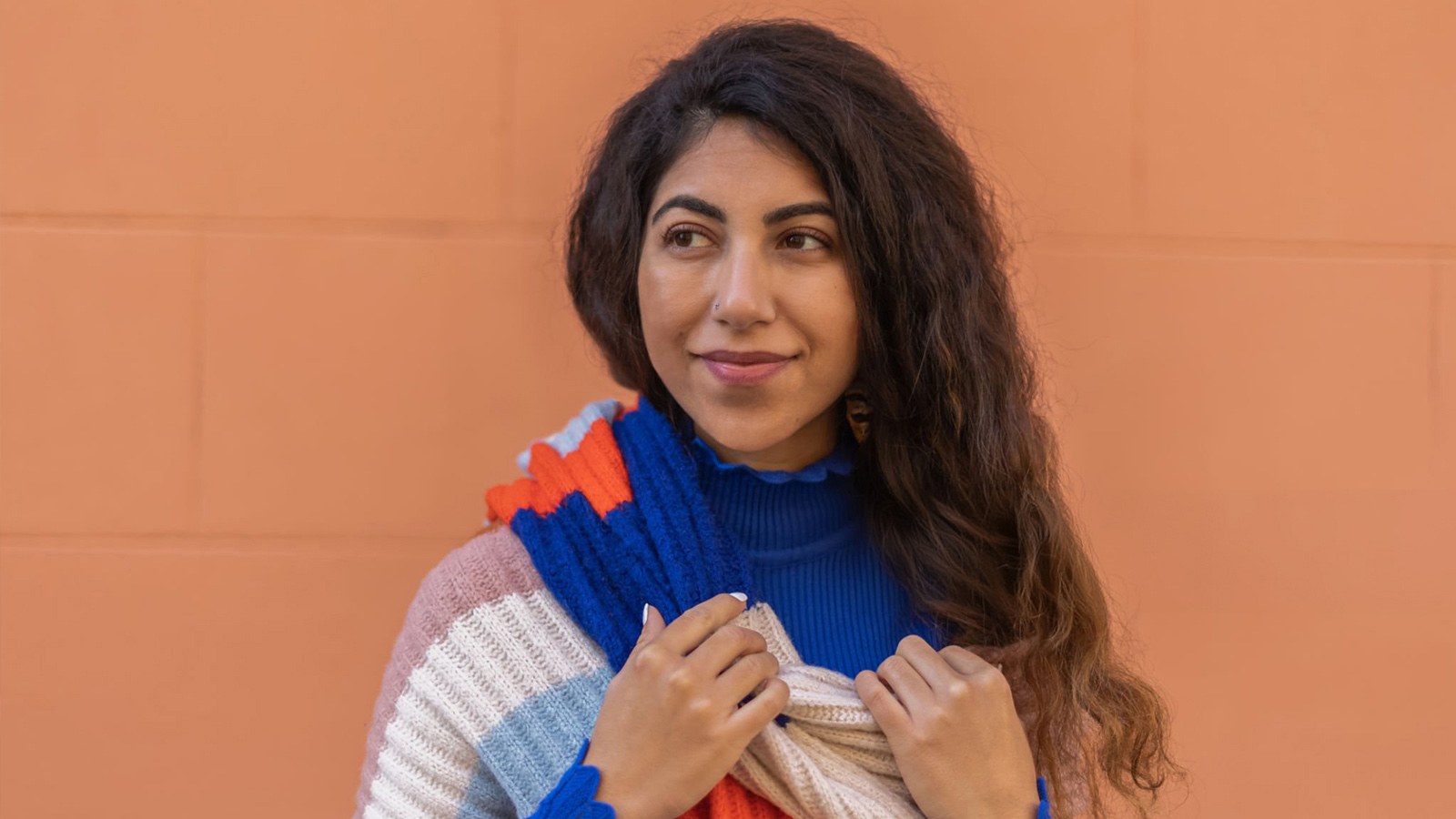 Gizem lacht in de camera