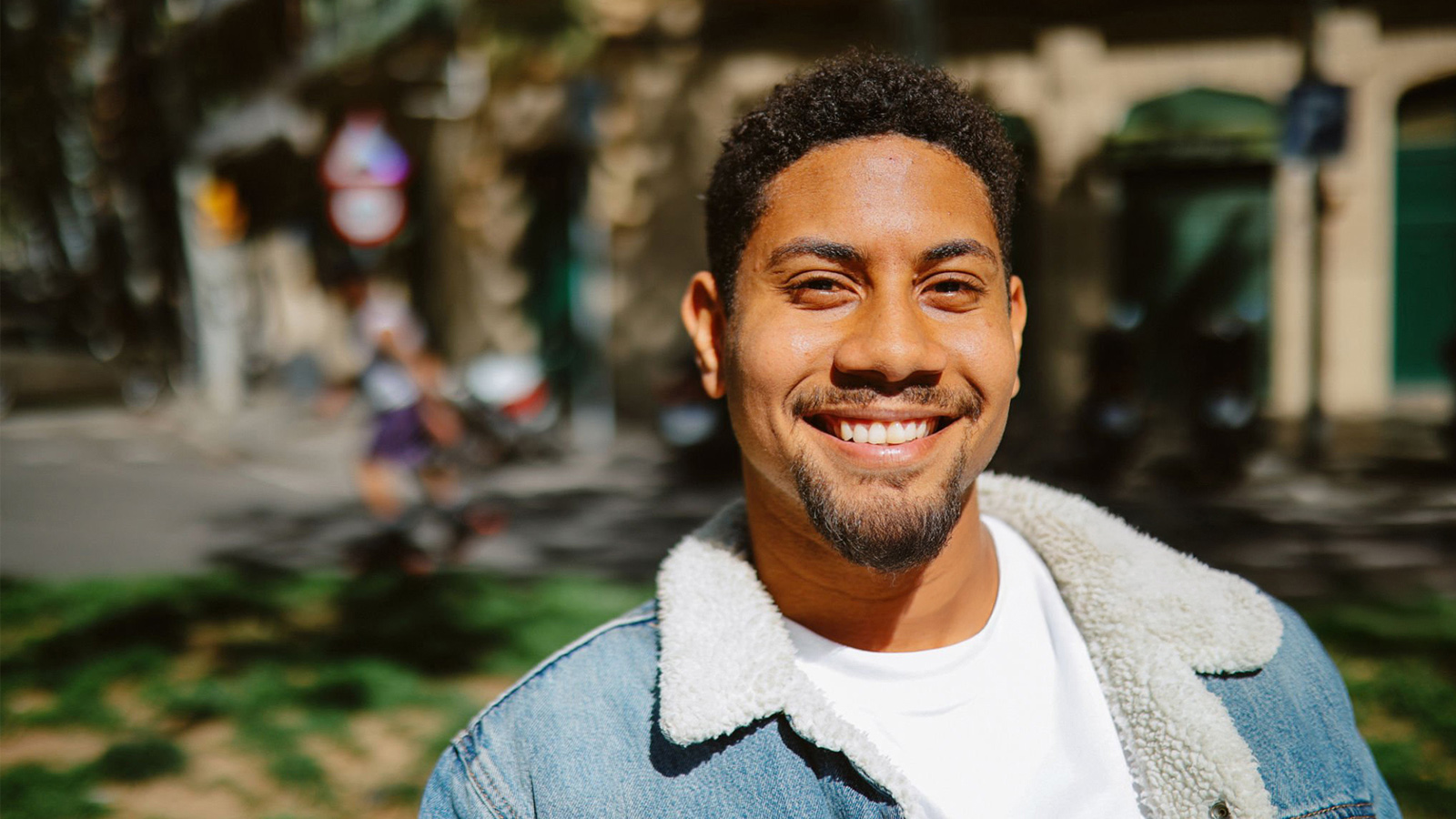 Arnold kijkt lachend in de camera