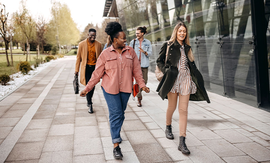 2 mannelijke en 2 vrouwelijke collega’s, allen ongeveer 30 jaar, wandelen iedere dag 45 minuten in de pauze vanaf hun kantoor.