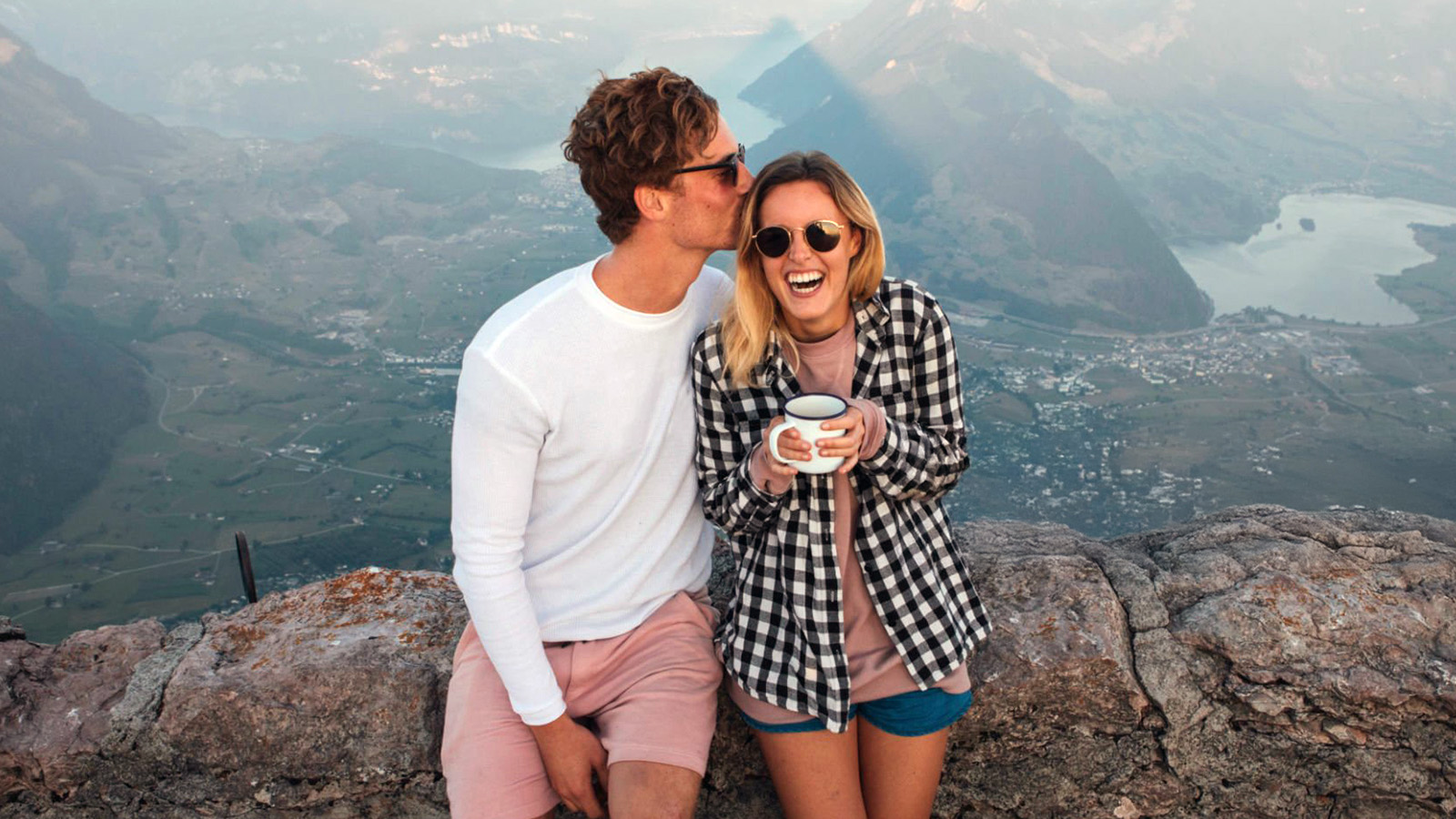 Lisa en Mark staan vrolijk op een bergtop