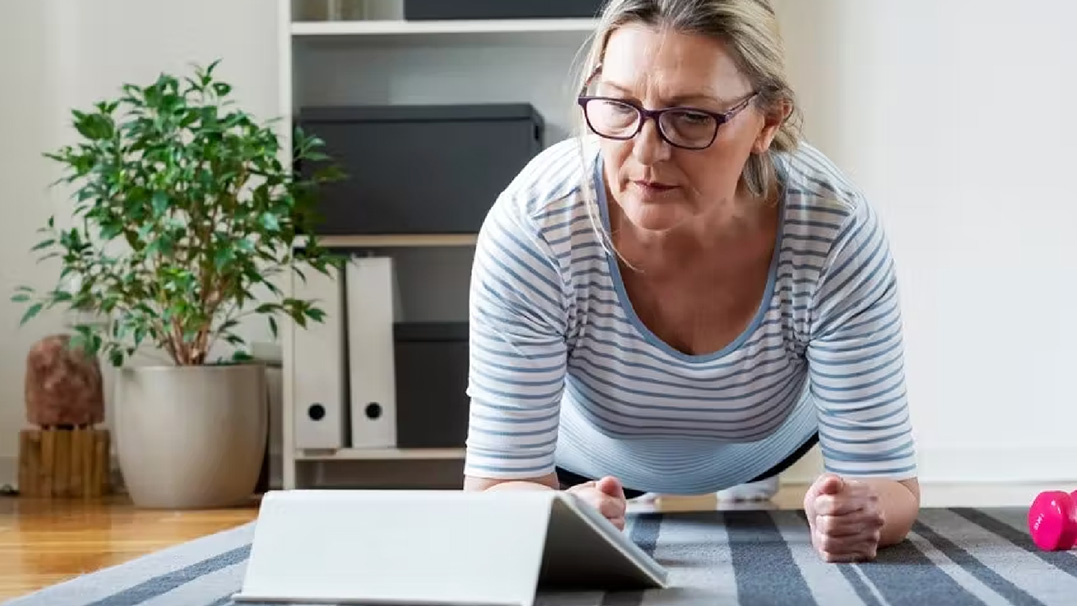een vrouw doet de plank-oefening
