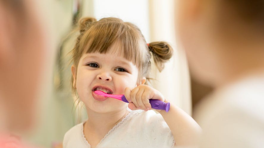 Meisje poetst haar tanden