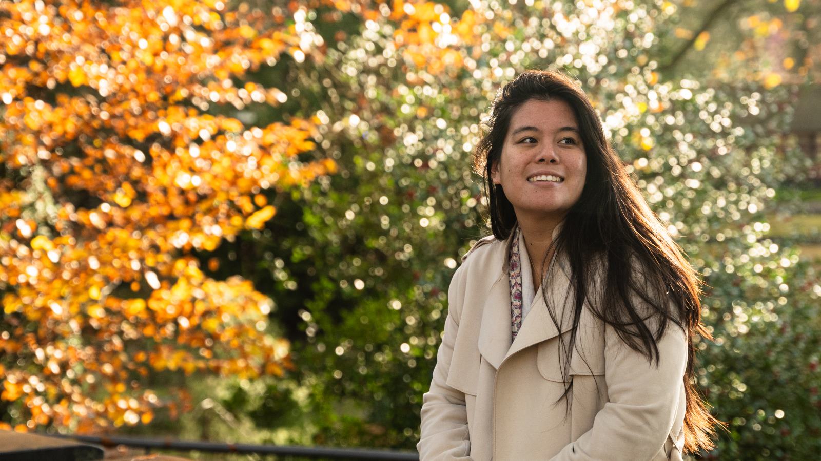 Adelina van Gurp vertelt tijdens wandeling buiten over een goede voorbereiding op de bevalling